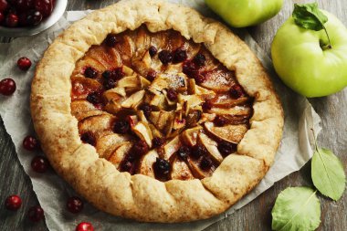 Galette'ye elma ve kızılcık