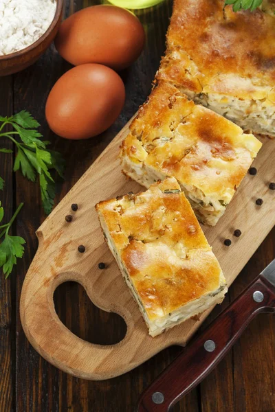 Пирог с капустой и яйцами — стоковое фото
