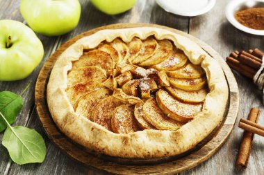 Galette'ye elma ve tarçın ile