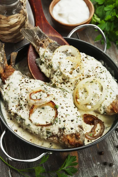 Fish in sour cream sauce — Stock Photo, Image