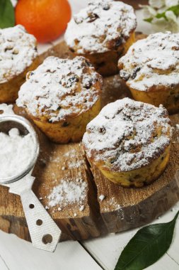 Kuru üzüm ile mandalina muffins