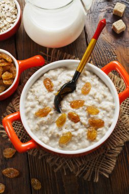 Yulaf ezmesi kuru üzüm 