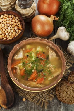 Masanın üzerine bezelye çorbası