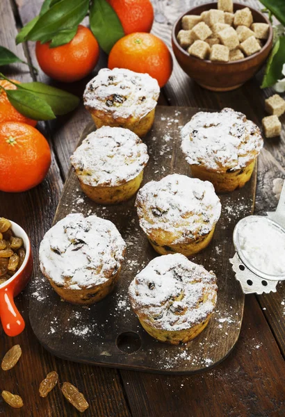 Muffins mandarins aux raisins secs sur la table — Photo