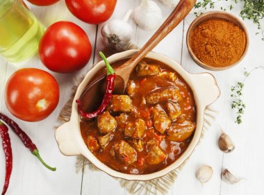 Et güveç chili biber domates sos ile