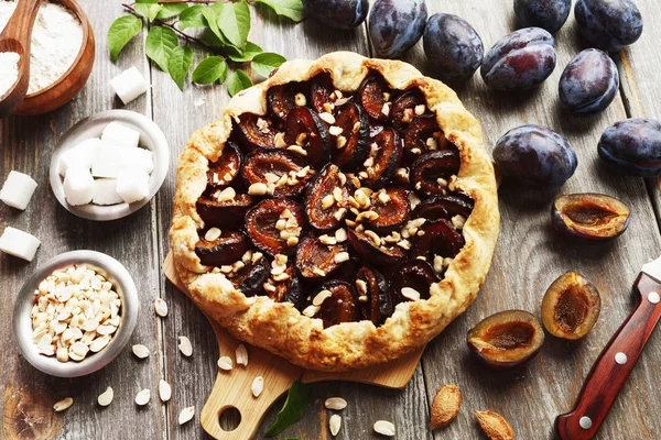 Galette Torta Aberta Com Ameixas Amendoins Mesa — Fotografia de Stock