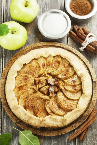 Galette com maçãs e canela — Fotografia de Stock