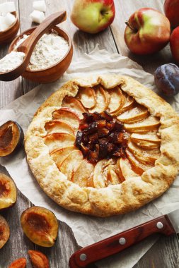 Galette'ye elma ve Erik ile