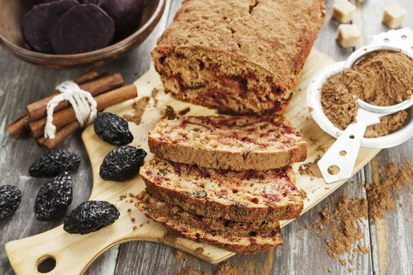 Beetroot pie with prunes and cocoa powder — Stock Photo, Image