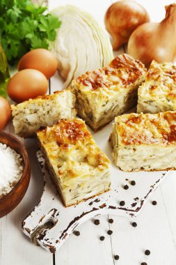 Lahana ve yumurta ile pasta 