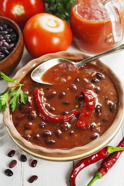 Суп с красной фасолью и перцем чили — стоковое фото