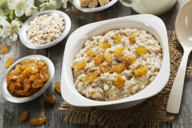 Yulaf ezmesi kuru üzüm 