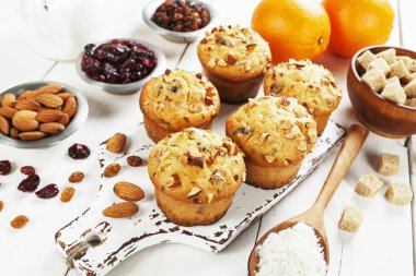Kurutulmuş meyve ile turuncu muffins 