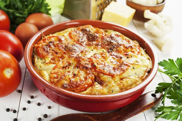 Coliflor al horno con tomate, queso y huevos — Foto de Stock