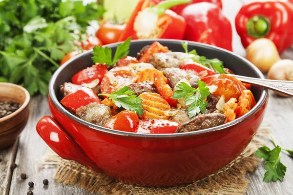 Hühnerleber mit Paprika und Tomaten — Stockfoto