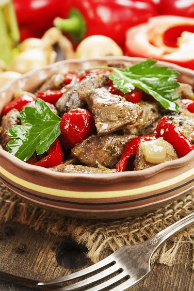 Fígado de frango com pimentão doce e tomates — Fotografia de Stock