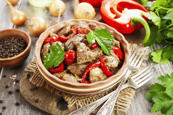 Tavuk karaciğer tatlı biber ve domates ile 