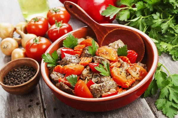 Hühnerleber mit Paprika und Tomaten — Stockfoto