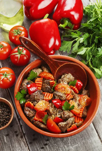 Hühnerleber mit Paprika und Tomaten — Stockfoto