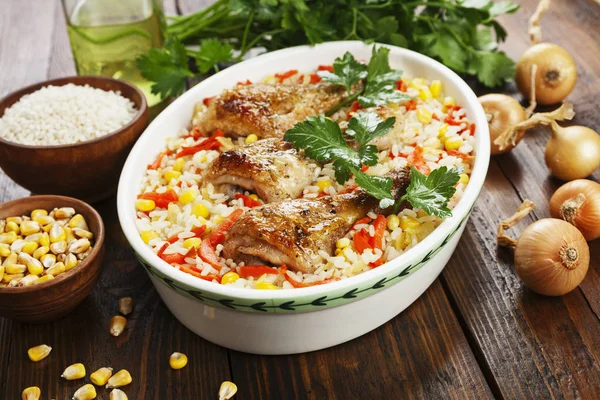 Kycklingklubbor i ugn med ris och grönsaker — Stockfoto