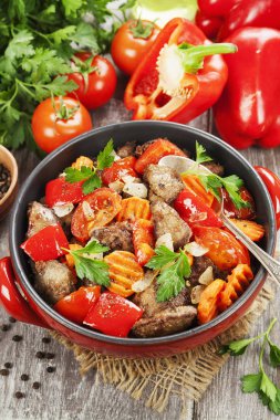 Tavuk karaciğer tatlı biber ve domates ile 