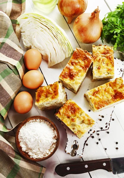 Lahana ve yumurta ile pasta 