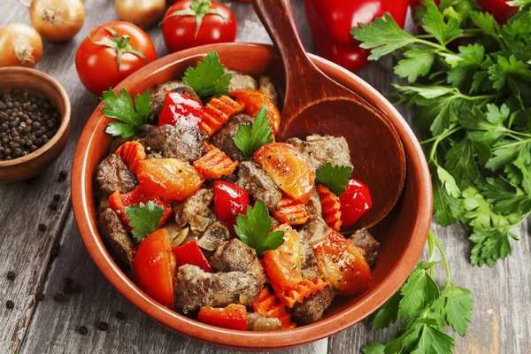 Hühnerleber mit Paprika und Tomaten — Stockfoto