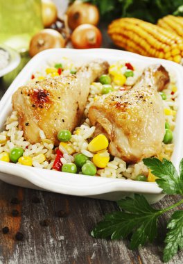 Pirinç ve sebze ile pişmiş tavuk budu