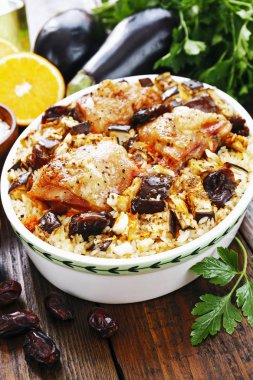 Pirinç, patlıcan ve incir ile pişmiş tavuk uyluk 