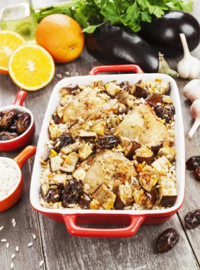 Pirinç, patlıcan ve incir ile pişmiş tavuk uyluk