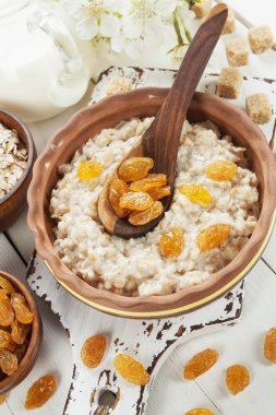 Yulaf ezmesi kuru üzüm