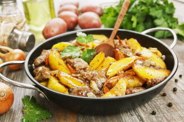 Tavuk karaciğer ile demlenmiş patates 