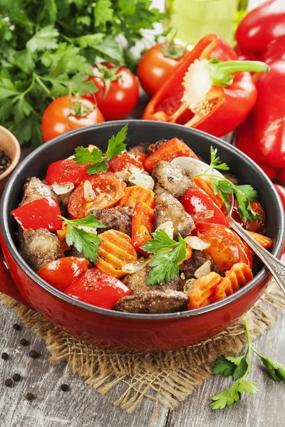 Hühnerleber mit Paprika und Tomaten — Stockfoto