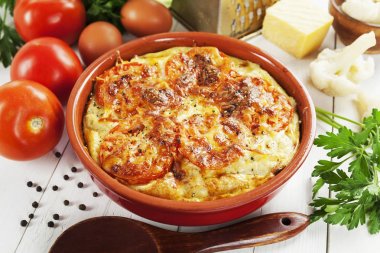 Pişmiş domates, peynir ve yumurta ile karnabahar