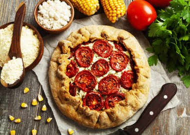 Mısır Galette'ye süzme peynir ve domates ile 