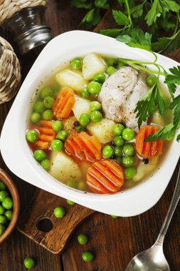 Yeşil bezelye ile tavuk çorbası