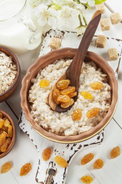 Yulaf ezmesi kuru üzüm