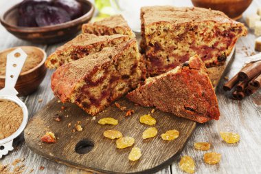 Pancar pasta kuru üzüm ile 