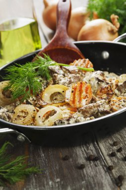 Tavuk karaciğer ekşi krema ihtiva eder.