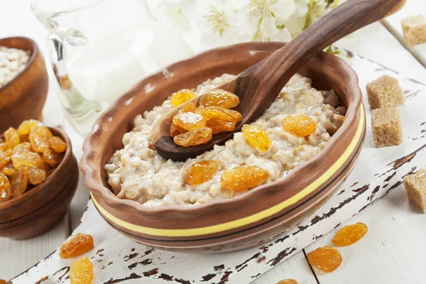 Oatmeal with raisin — Stock Photo, Image