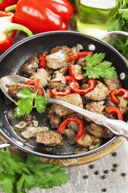 Lliver tatlı biber ile