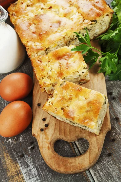 Пиріг з капустою та яйцями — стокове фото