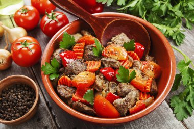 Tavuk karaciğer tatlı biber ve domates ile