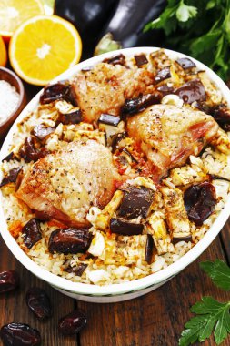 Pirinç, patlıcan ve incir ile pişmiş tavuk uyluk 