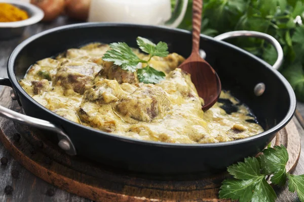 Chicken liver in creamy sauce with curry — Stock Photo, Image