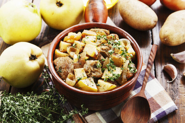 мясо, запеченное с айвой и овощами
