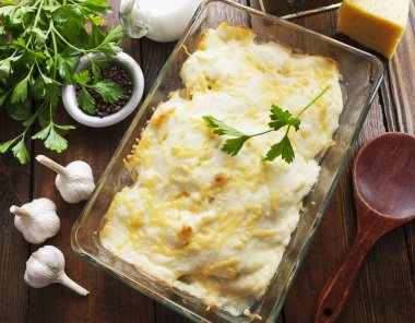 Balık ve patates ile güveç 