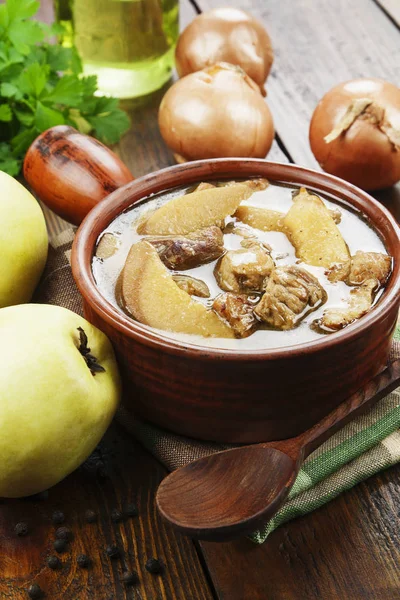 Carne de guiso con membrillo —  Fotos de Stock