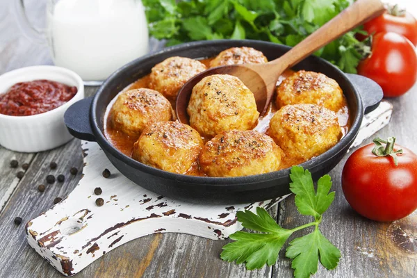 Meatballs in creamy tomato sauce — Stock Photo, Image