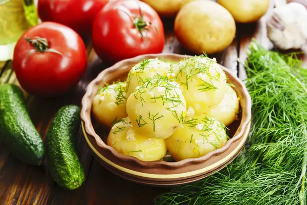 Patatas hervidas con eneldo —  Fotos de Stock